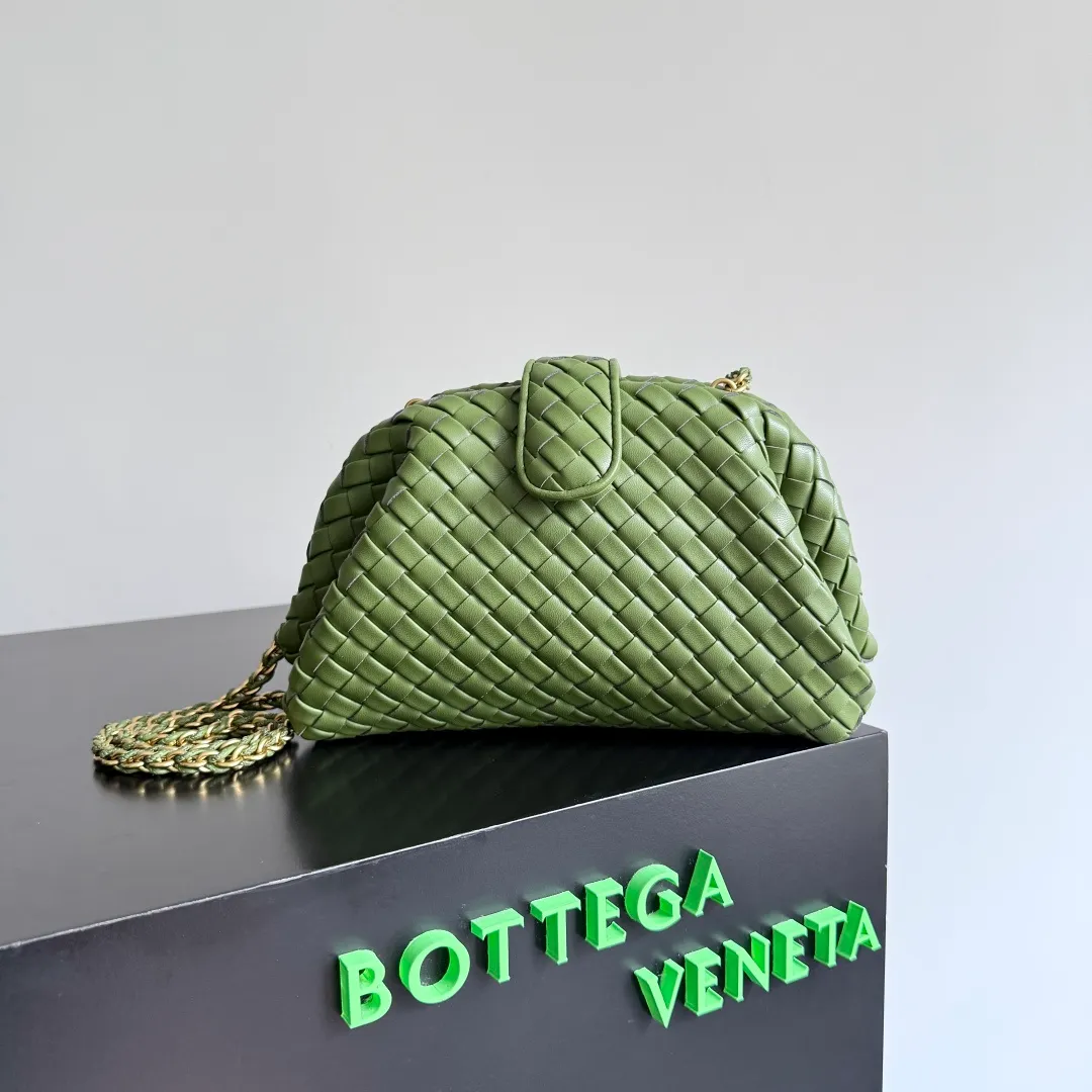 Batch 1880 BOTTEGA VENETA LAUREN 1980 small clutch bag is new! The small size that many people squat on is finally here. The self-adjustable zipper is a highlight of this bag. After being removed, it can be used as a handbag for important occasions. One bag unlocks two carrying methods at the same time. It is practical and has a unique sense of structure and beautiful lines. It is more elegant than a small cloud. It is a tribute to the classics and the pursuit of modernity. Style number: 804038 Size: 27*15*8cm